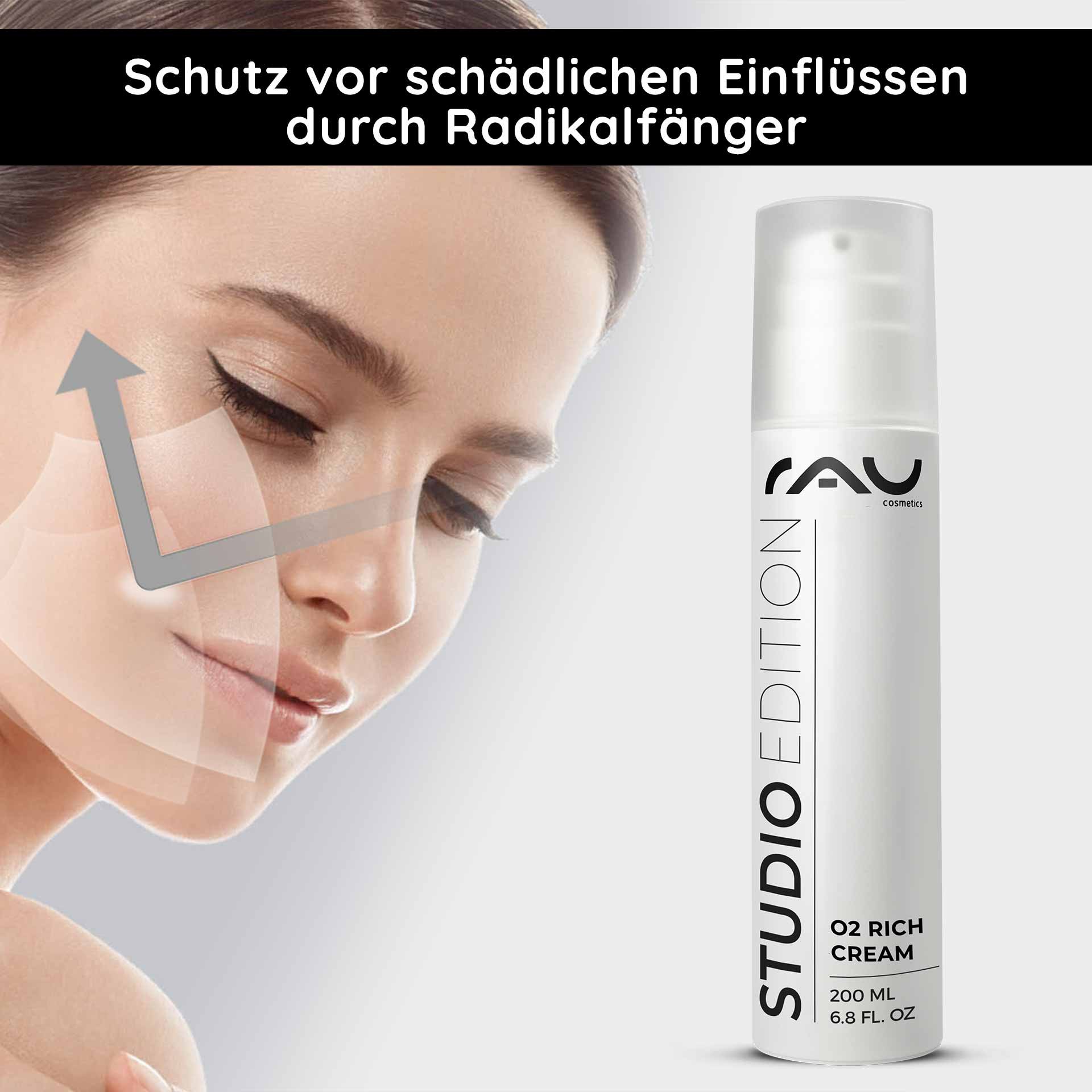 Flacon de la RAU Cosmetics O2 Rich Cream avec texte soulignant la protection contre les influences néfastes, modèle à la peau lisse et à l'aspect radieux.