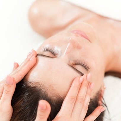 Frau erhält Lymphdrainage-Gesichtsbehandlung zur Verbesserung des Lymphflusses und Linderung von Hautproblemen.