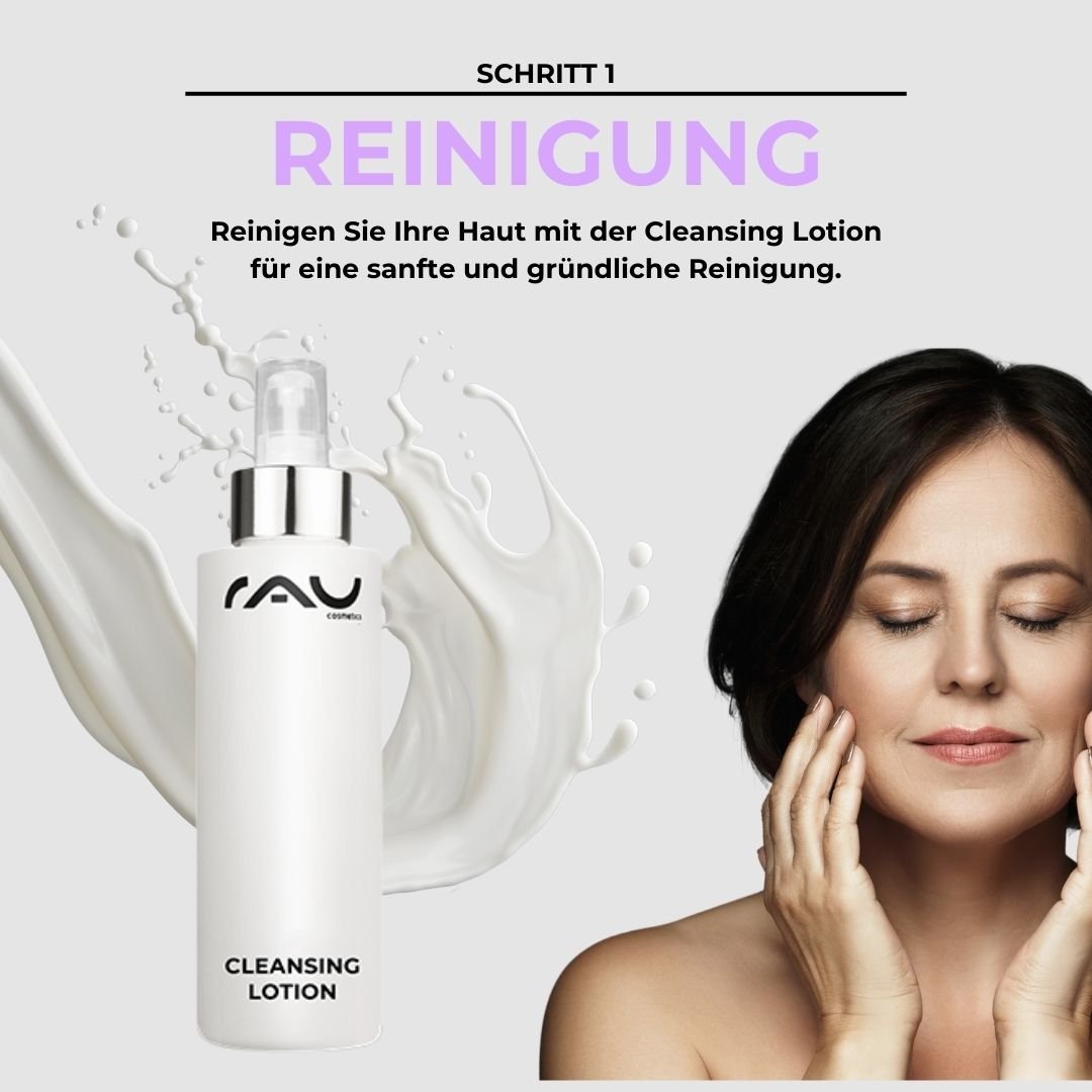 Flasche mit Reinigungslotion mit RAU-Logo und einer Frau, die sanft ihr Gesicht berührt und für eine sanfte Reinigung reifer Haut als Teil der Basis-Pflegeroutine wirbt.