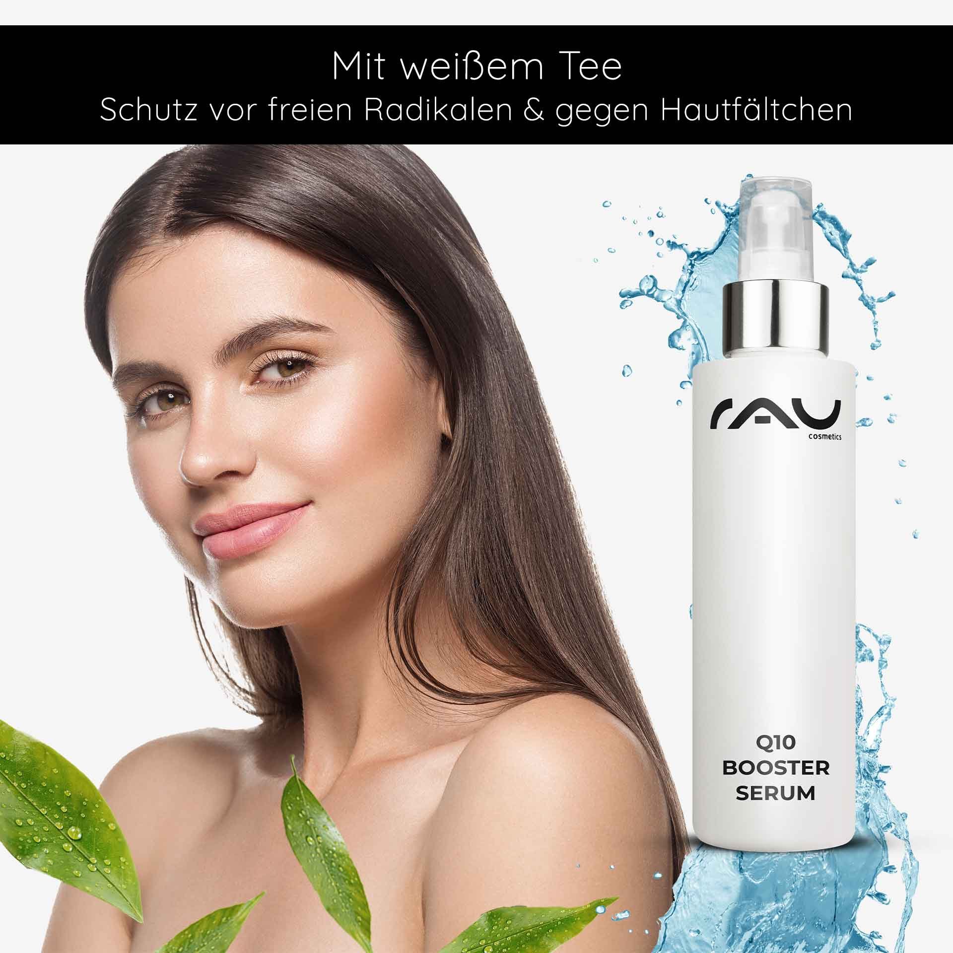 Femme à la peau radieuse et sérum Q10 Booster de RAU Cosmetics, entourée de feuilles vertes et de gouttes d'eau, souligne les propriétés hydratantes et anti-âge du produit au hyaluron et au thé blanc.