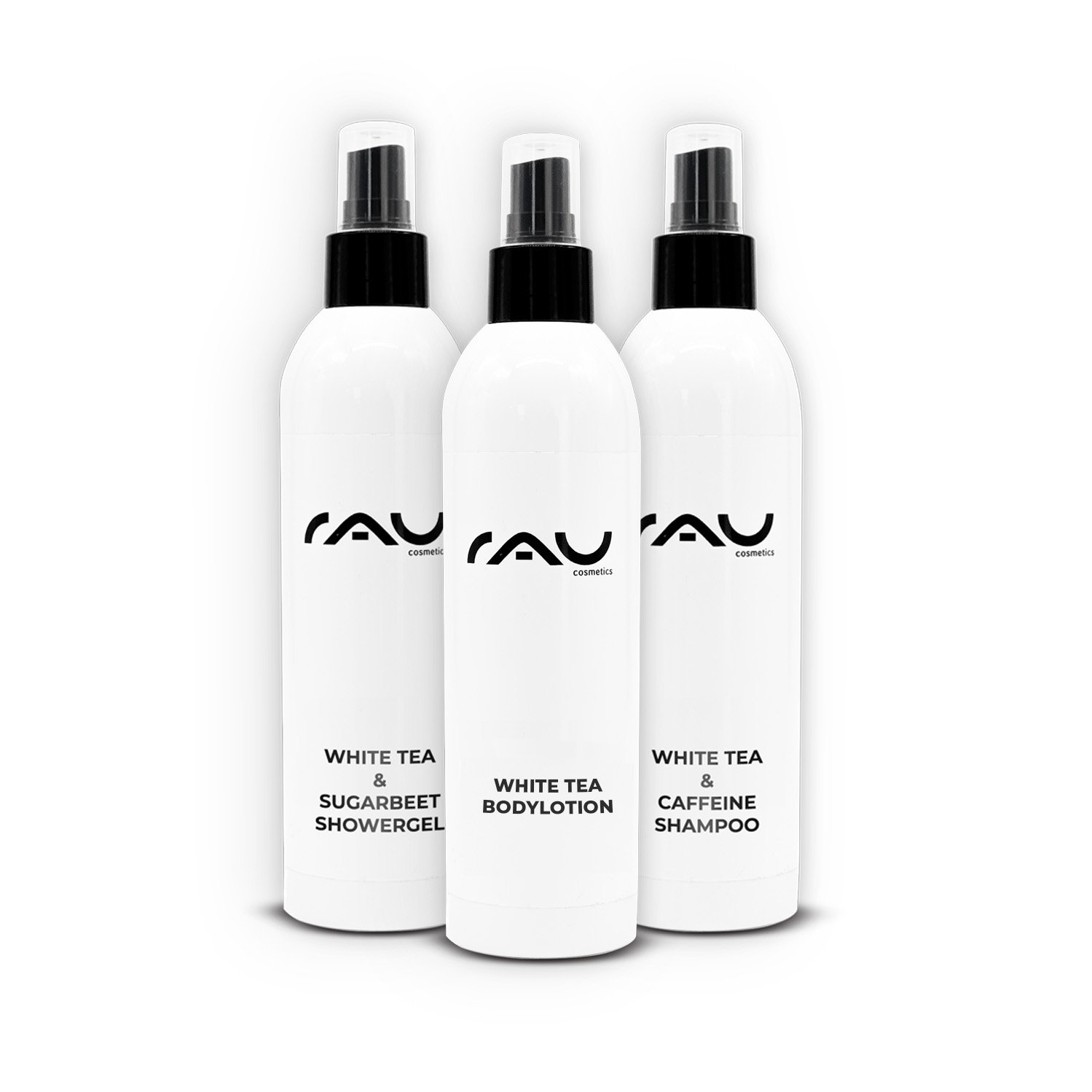 Trois flacons de RAU Cosmetics avec White Tea & Sugar Beet Showergel, White Tea Bodylotion et White Tea & Caffeine Shampoo, présentés comme faisant partie du bundle « White Tea Love » pour un soin luxueux de la peau et des cheveux.