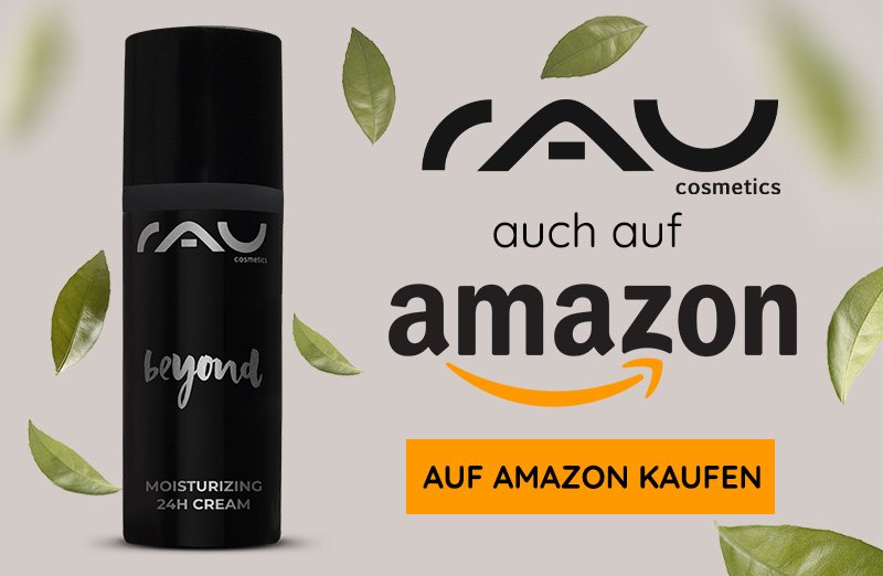 Schwarze Flasche von RAU Cosmetics mit 24h Feuchtigkeitscreme, umgeben von Blättern und Amazon-Logo.