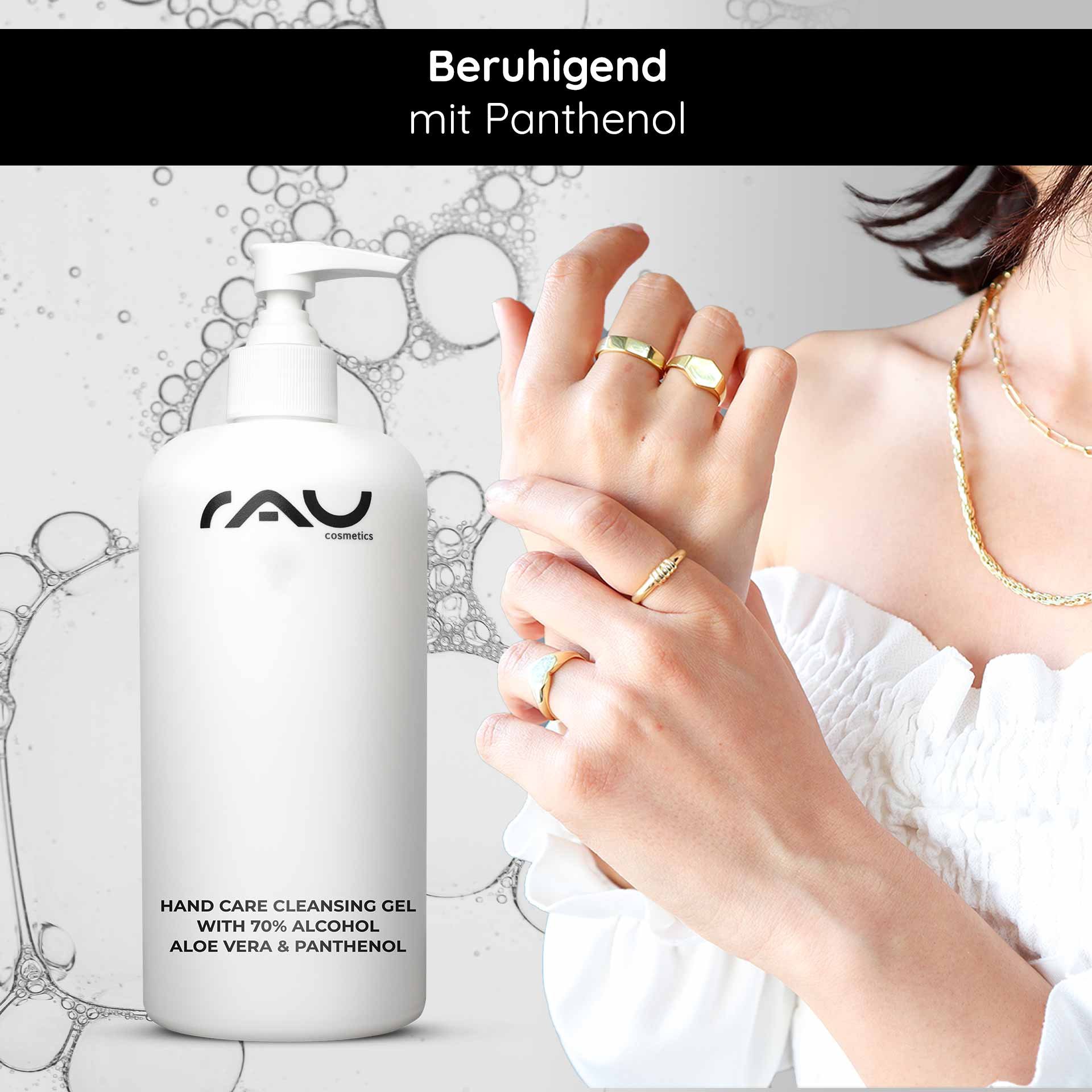Flacon du gel nettoyant RAU Cosmetics Hand Care avec 70 % d'alcool, aloe vera et panthénol, à côté d'une main de femme ornée de bagues, soulignant le soin des mains et la désinfection.
