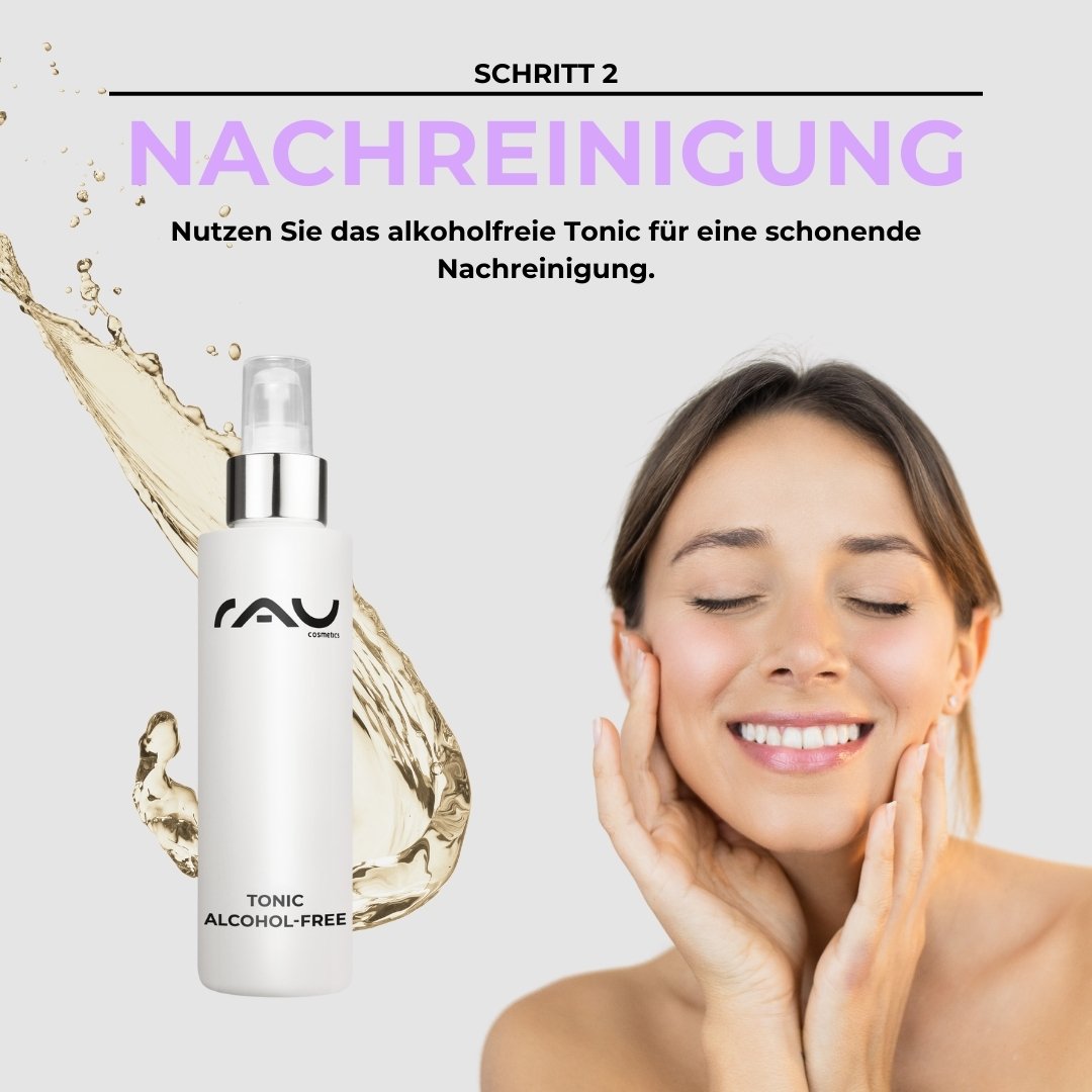 Tonique sans alcool de RAU Cosmetics pour peaux sensibles, femme au visage souriant se touchant doucement les joues, étape 2 de la routine de soin de base.