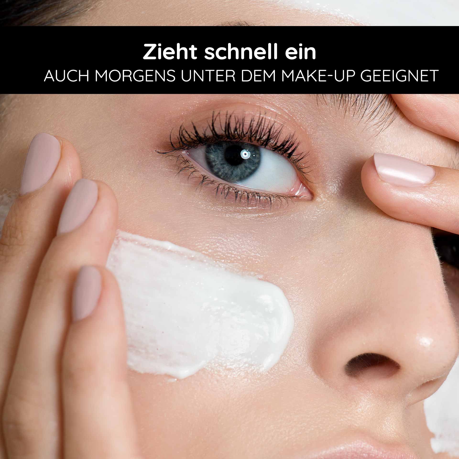 Jeune femme appliquant la Silvercream RAU sur sa joue, la texture légère pénètre rapidement