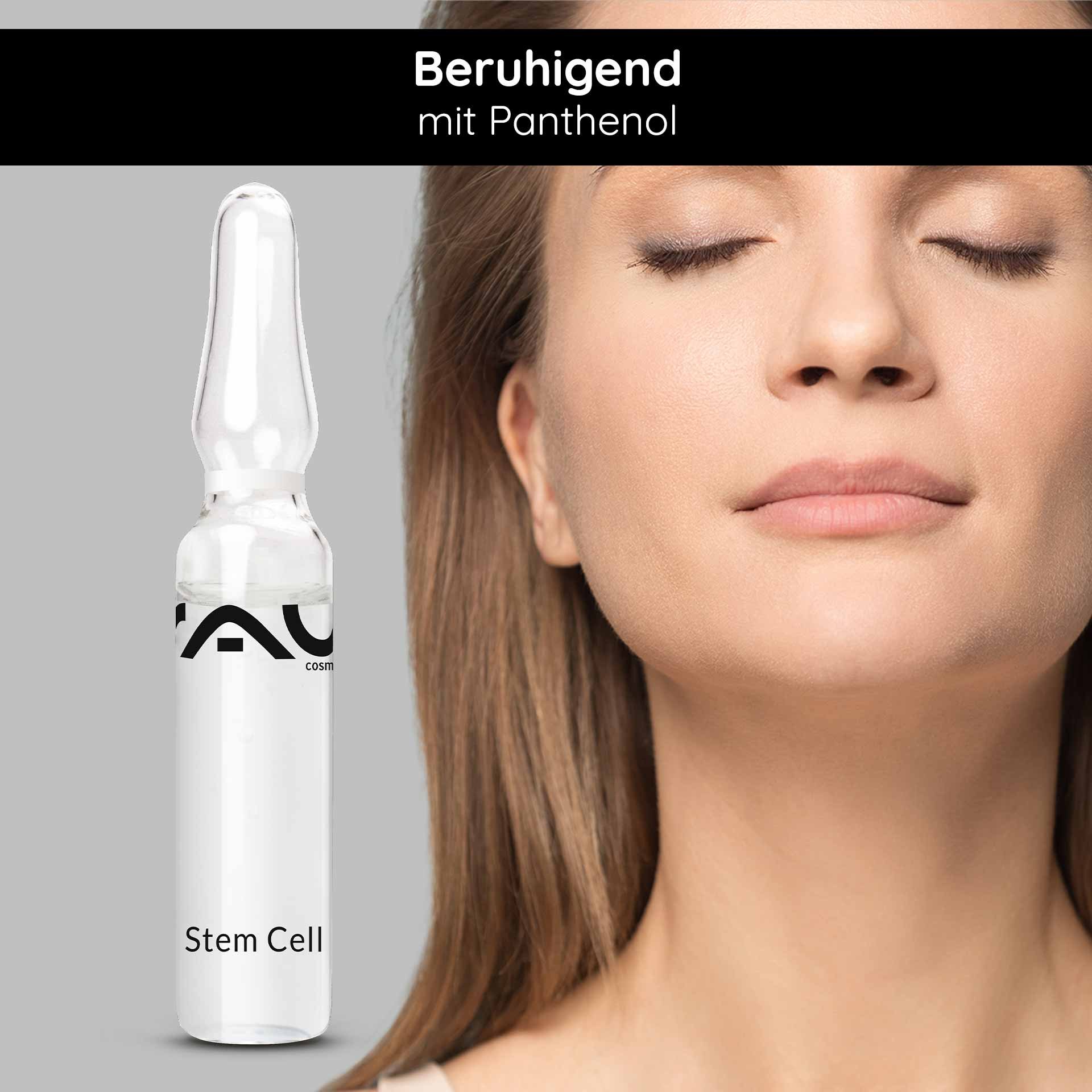 Femme aux yeux fermés et teint lisse, à côté d'une ampoule de cellules souches de RAU Cosmetics, soulignant les propriétés apaisantes avec du panthénol.