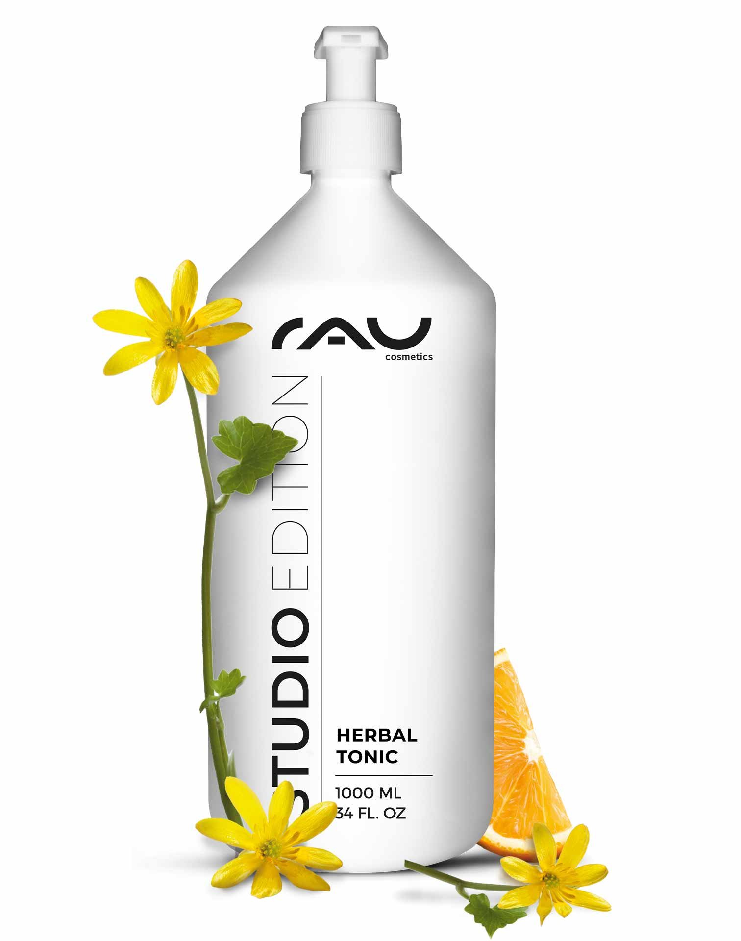 Flacon pompe de 1000 ml de Beyond Herbal Tonic de RAU Cosmetics, avec des fleurs jaunes et une rondelle d'orange, souligne le nettoyage doux sans alcool pour les peaux sensibles.