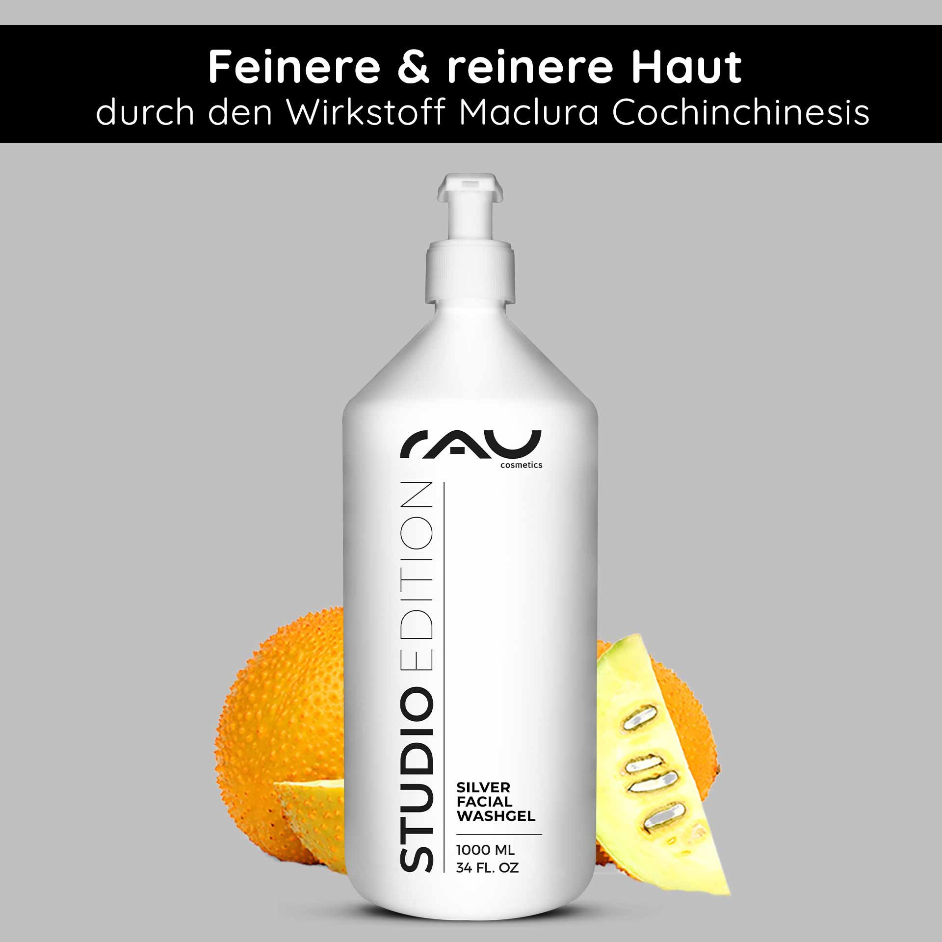 Silber Waschgel von RAU Cosmetics in einer weißen Flasche mit Pumpverschluss, umgeben von einer orangefarbenen Frucht und einem Stück Ananas, betont die Hautreinigung und die feuchtigkeitsspendenden Eigenschaften durch Maclura Cochinchinesis.