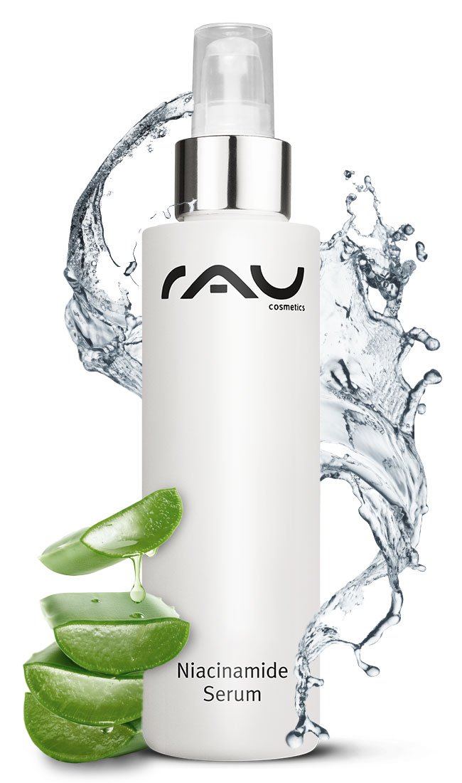 Flasche Niacinamid-Serum von RAU Cosmetics mit Aloe-Vera-Blättern und Wasserspritzern, die die Vorteile der Hautpflege für die Gesundheit von Kopfhaut und Haut hervorheben.