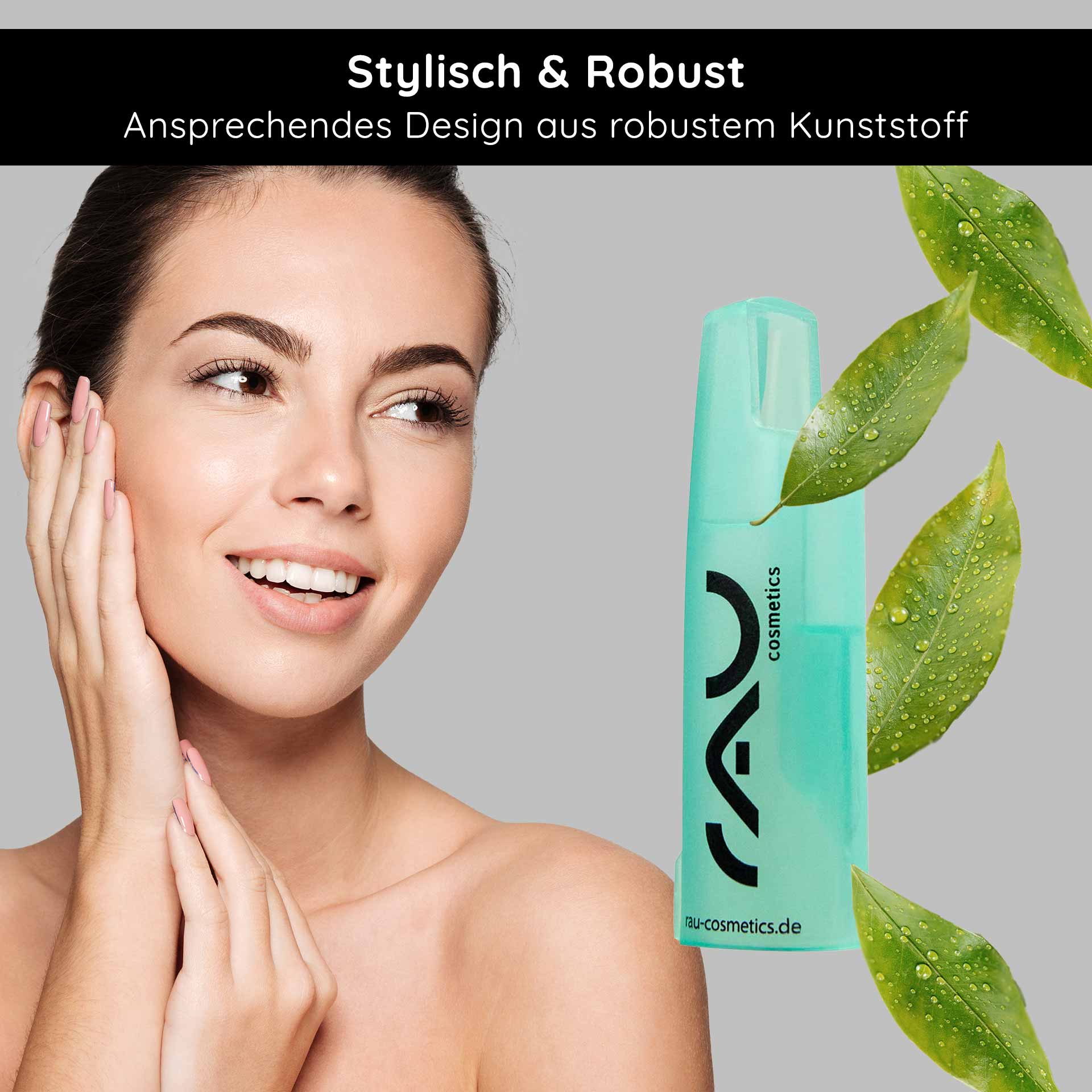 Ouvre-ampoule pour ampoules vomitives de 2 ml Frau mit strahlendem Lächeln und glatter Haut, hält sich das Gesicht mit einer Hand, neben einem Ampullenöffner von RAU Cosmetics, umgeben von grünen Blättern, betont stilvolles und robustes Design.