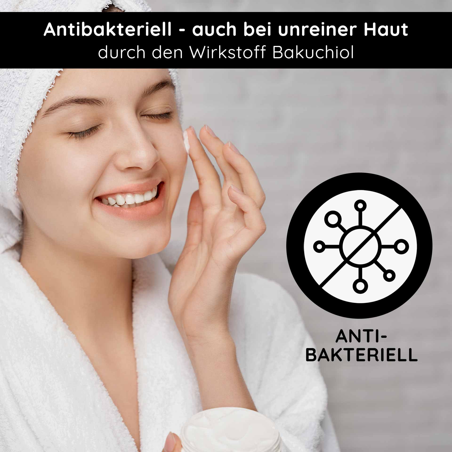 Effet antibactérien : une femme souriante lors de sa routine du soir utilise les propriétés clarifiantes du bakuchiol.