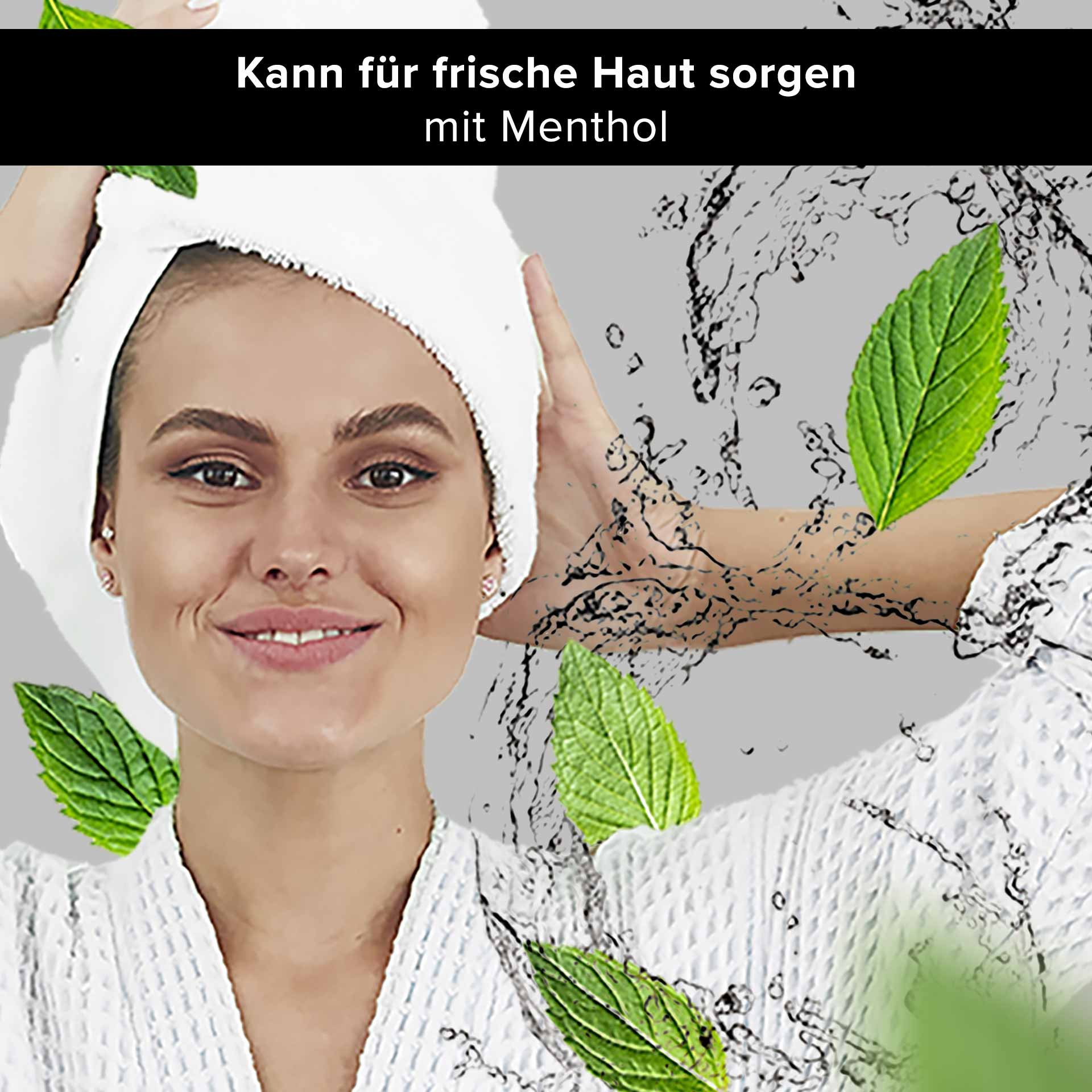 Femme avec une serviette sur la tête, souriante et entourée de feuilles de menthe fraîche et de gouttelettes d'eau, symbolisant un soin de la peau rafraîchissant au menthol de RAU Cosmetics.