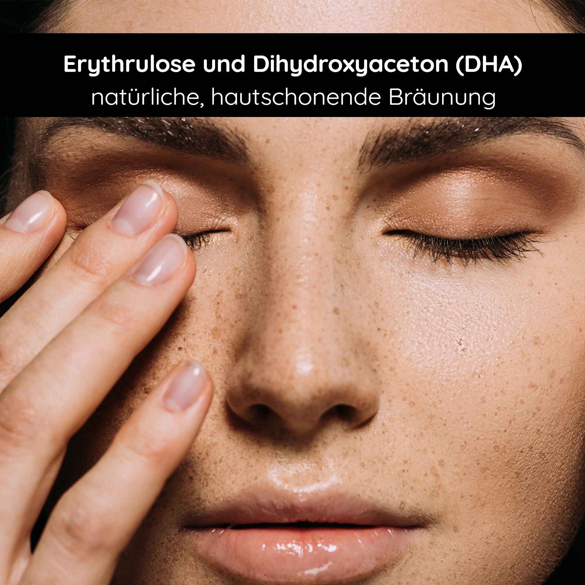 Femme aux yeux fermés et main sur le visage, montrant l'application de l'autobronzant RAU Cosmetics avec de l'érythrulose et de la dihydroxyacétone (DHA) pour un bronzage naturel et respectueux de la peau.