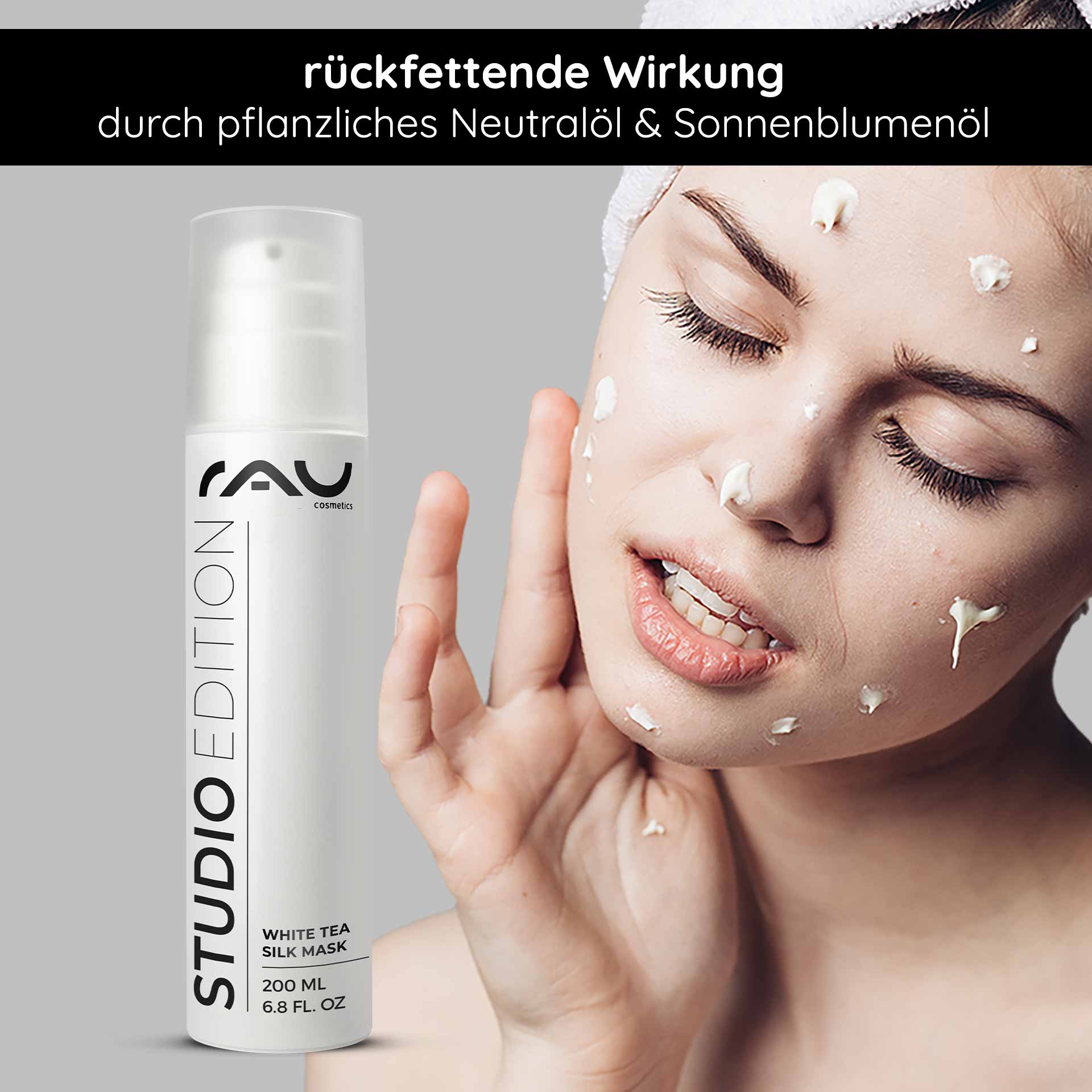 White Tea Silk Mask 200 ml Crème riche & masque Verpackung der White Tea Silk Mask von RAU Cosmetics mit einem Model, das die Creme auf ihr Gesicht aufträgt und die Vorteile für die Hautpflege und die feuchtigkeitsspendende Wirkung demonstriert.