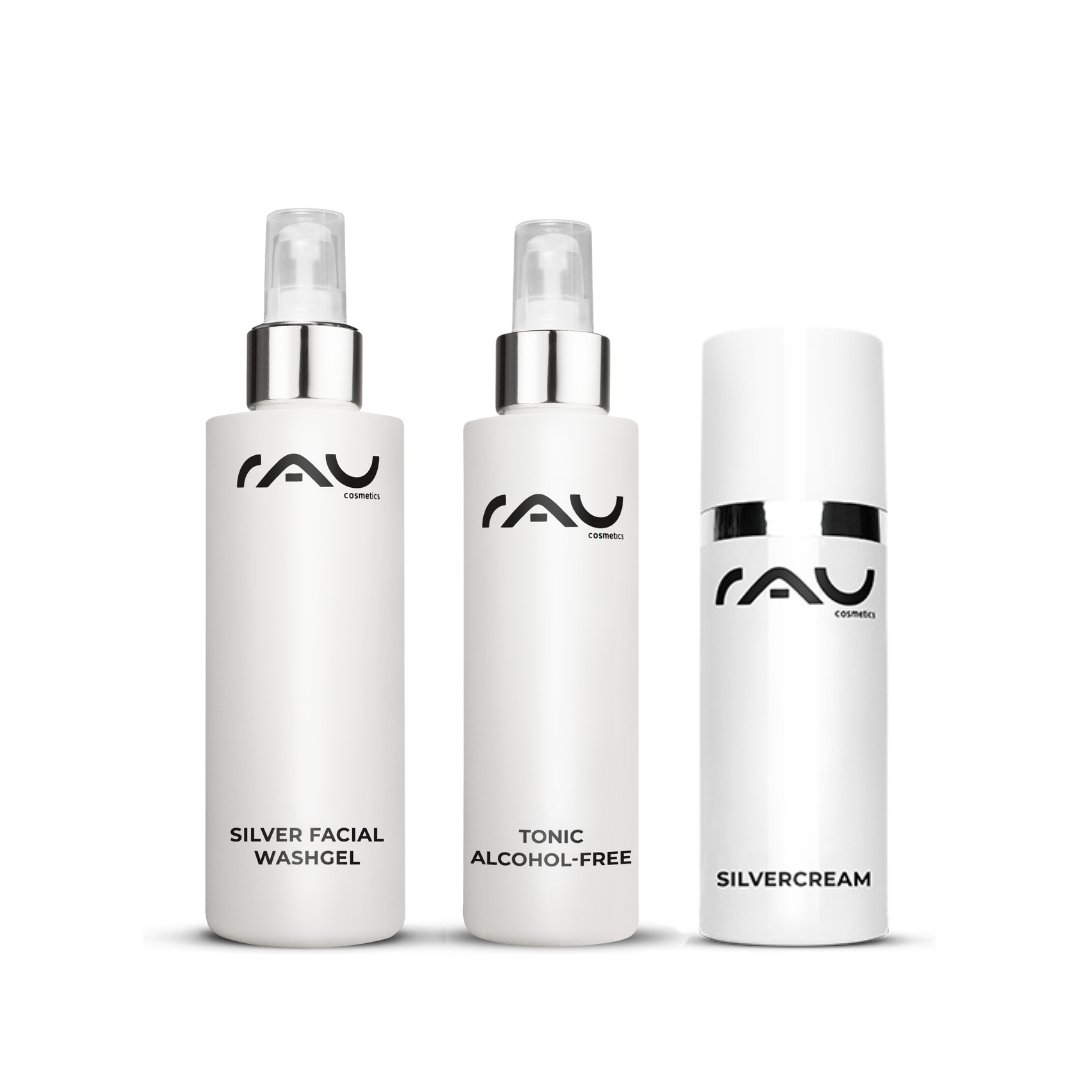 Routine de soin de base pour la couperose avec les produits RAU Cosmetics : gel lavant à l'argent, tonique sans alcool et crème à l'argent dans un emballage élégant.