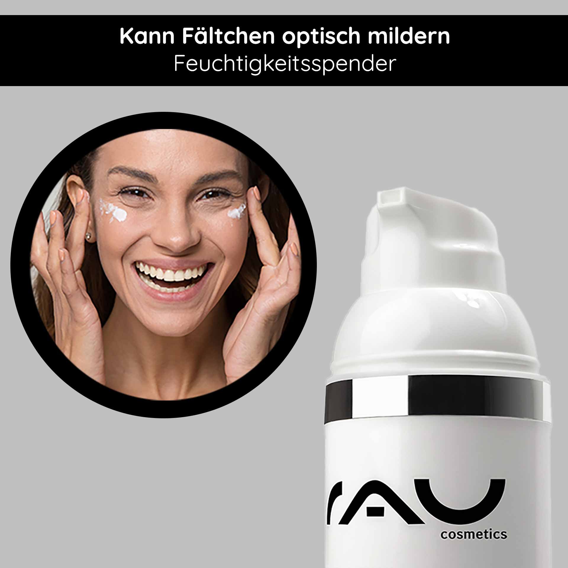 Lächelnde Frau mit Gesichtscreme auf den Wangen, RAU Cosmetics Hyaluron Creme im Vordergrund, betont Feuchtigkeitsspendende Eigenschaften und Faltenreduzierung.
